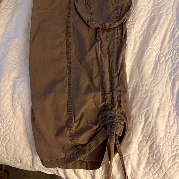 Department of Peace Camo Green-Brown Cargo Capri with cinched string hem Size 7 - Picture 4 of 7